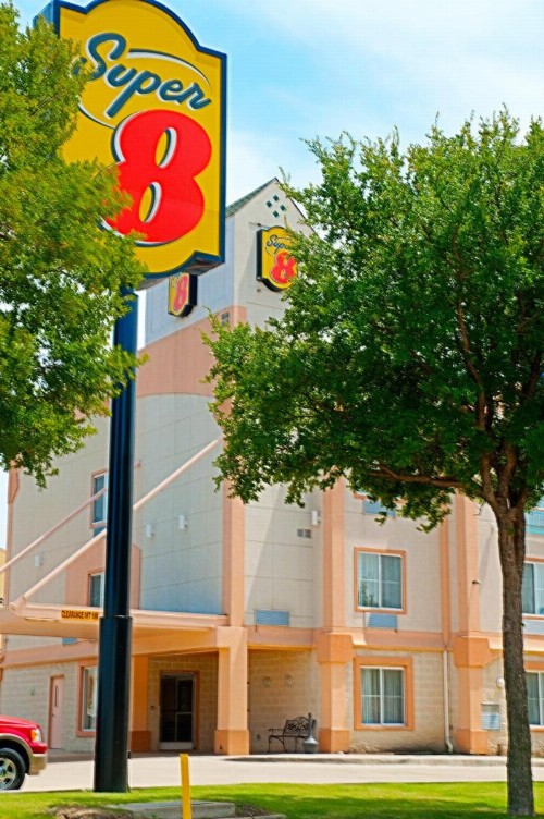 Super 8 by Wyndham Irving/DFW Apt/North - image 2