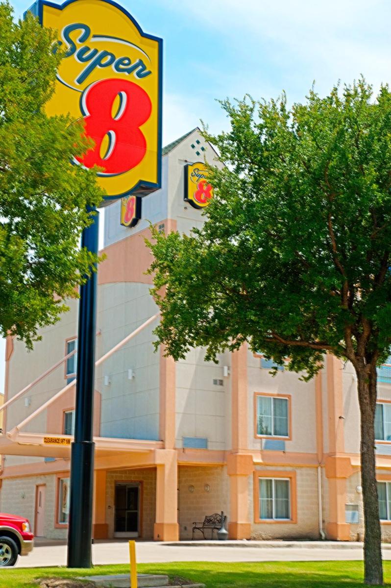 Super 8 by Wyndham Irving/DFW Apt/North - image 2
