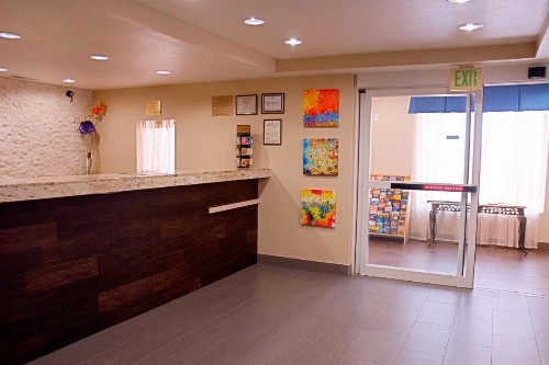 Super 8 by Wyndham Irving/DFW Apt/North - image 8