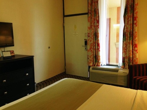 Days Inn by Wyndham Irving Grapevine DFW Airport North - image 10