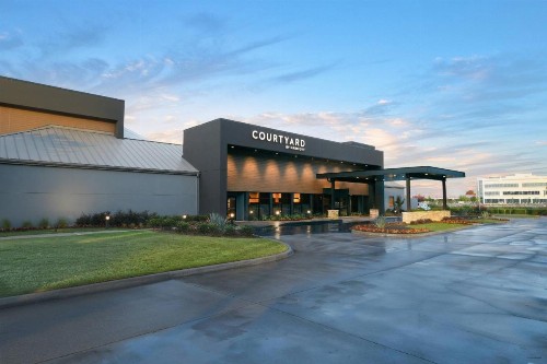 Courtyard By Marriott Dfw