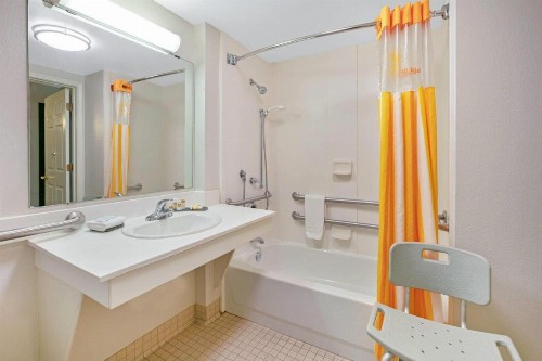 La Quinta by Wyndham DFW Airport South / Irving - image 24