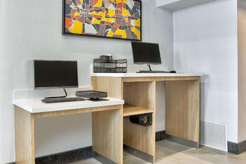 La Quinta by Wyndham Dallas - Las Colinas - image 2