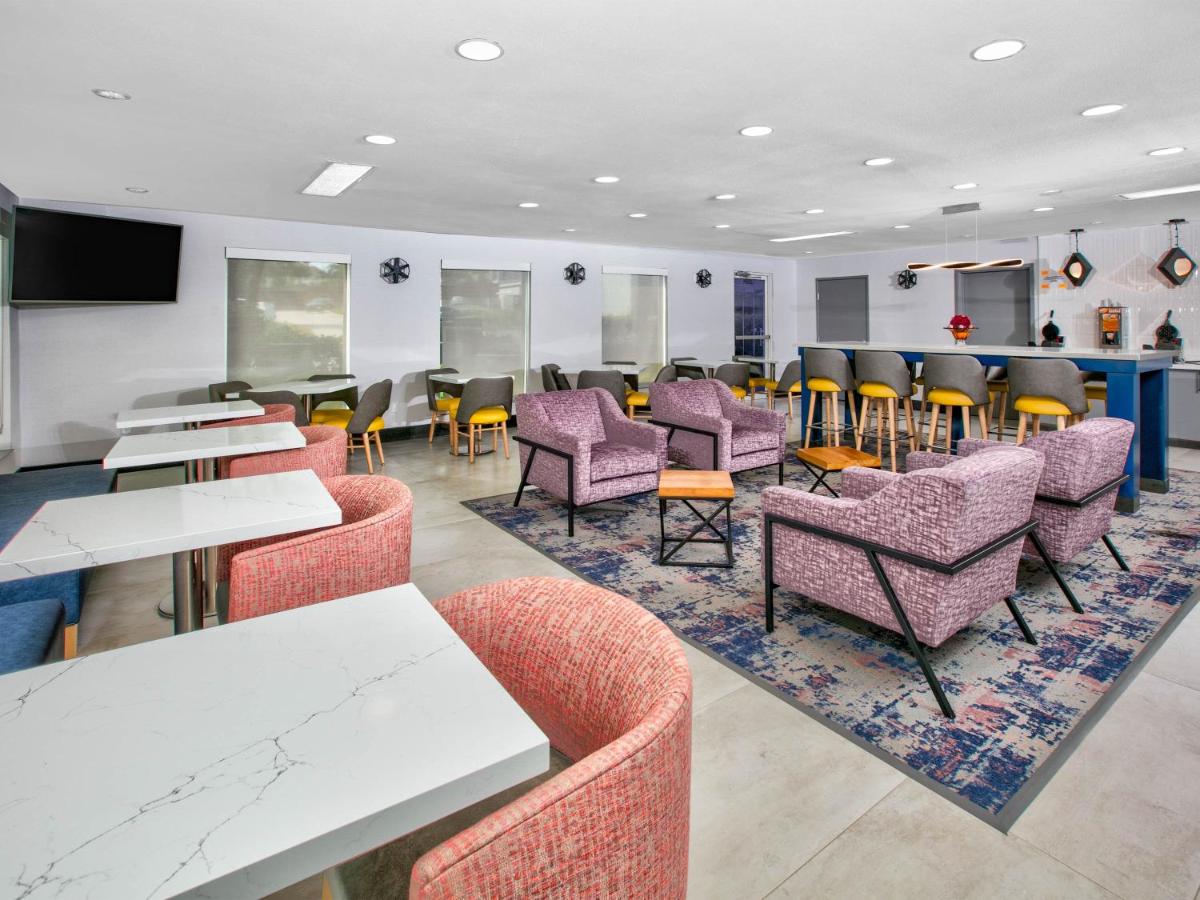 La Quinta by Wyndham Dallas - Las Colinas - image 6
