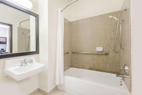 Hawthorn Suites Irving DFW South - image 33
