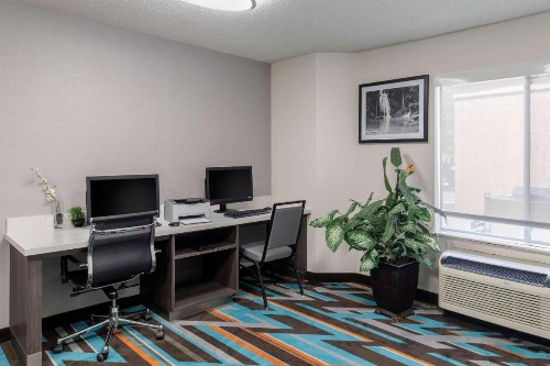Clarion Inn & Suites DFW North - image 4