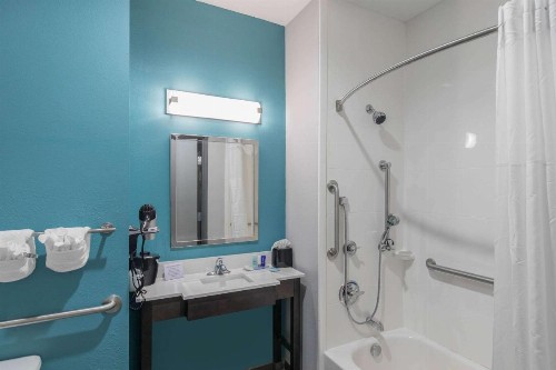 Clarion Inn & Suites DFW North - image 5
