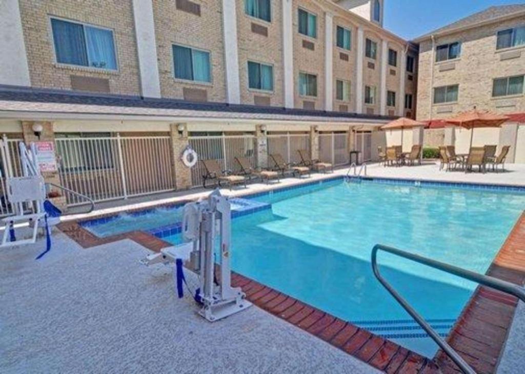 Comfort Inn DFW Airport North - image 3