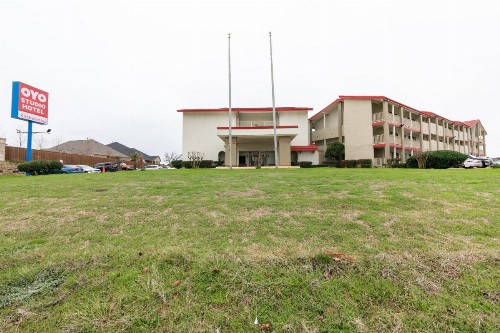 OYO Hotel Irving DFW Airport North - image 1