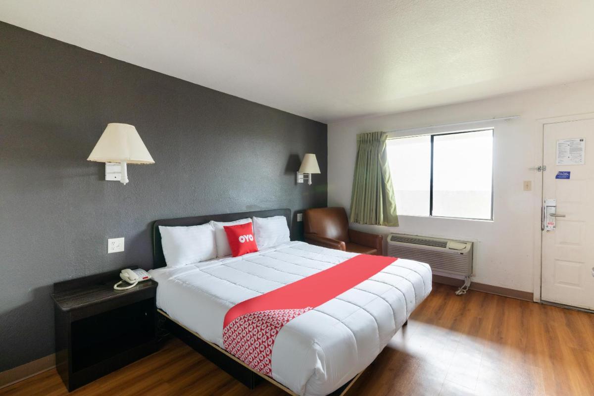 OYO Hotel Irving DFW Airport North - image 2