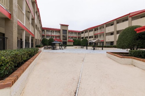 OYO Hotel Irving DFW Airport North - image 3