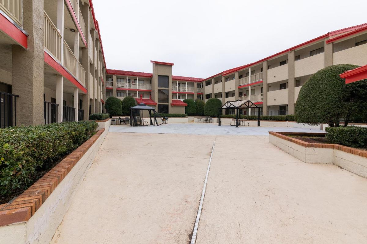 OYO Hotel Irving DFW Airport North - image 3