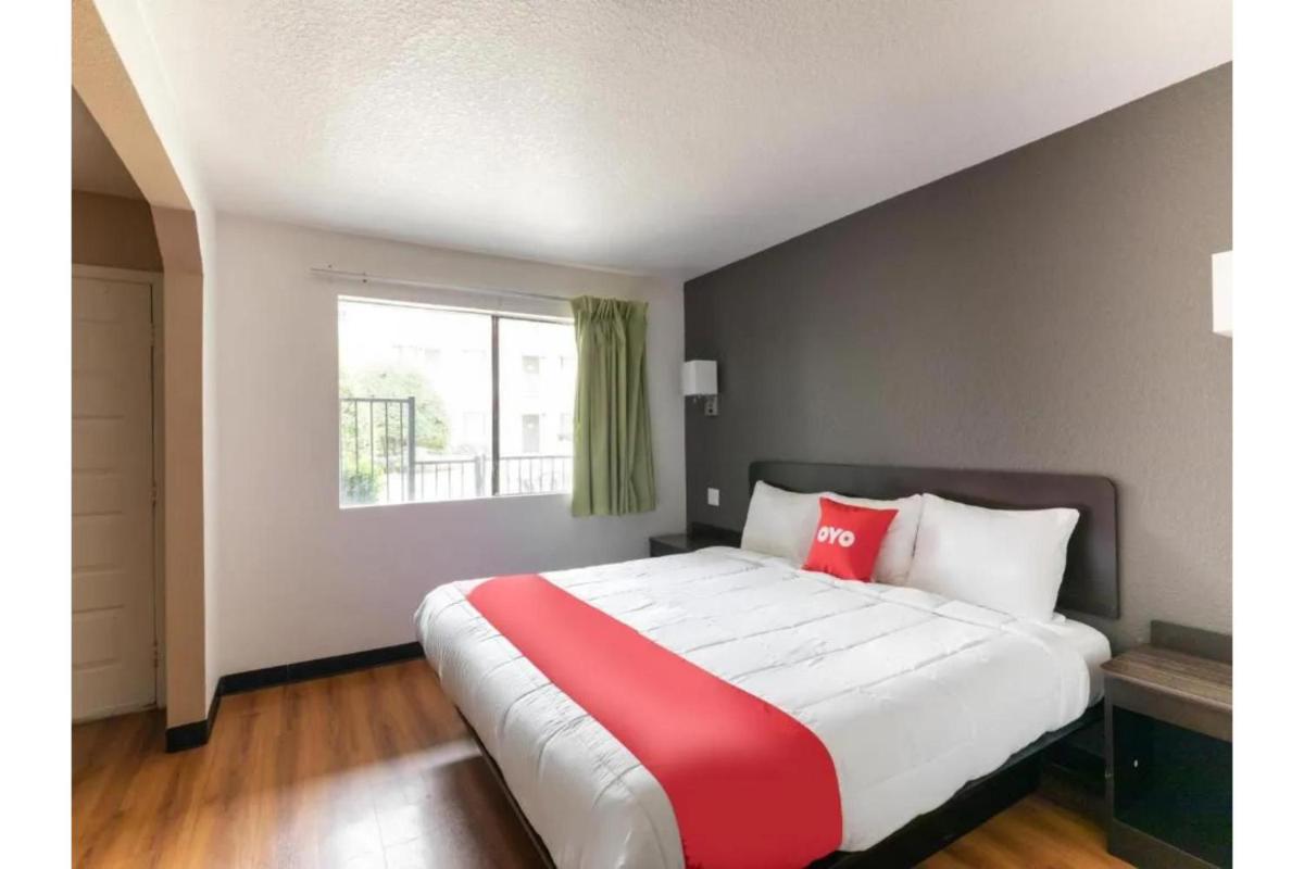 OYO Hotel Irving DFW Airport North - image 5