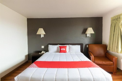 OYO Hotel Irving DFW Airport North - image 6