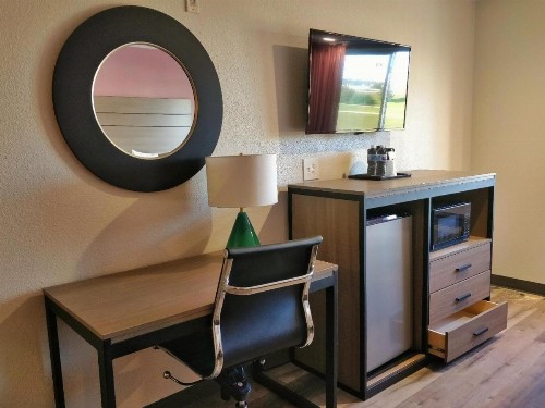 Arya Inn and Suites - image 7