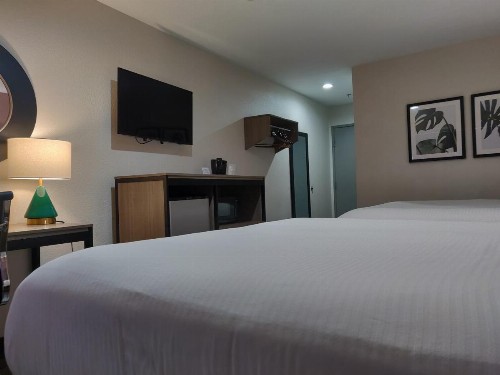 Arya Inn and Suites - image 9