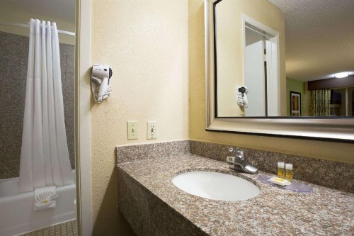 Days Inn by Wyndham Dallas Irving - image 7