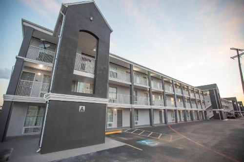 The Crossroads Hotel and Suites Irving - image 3