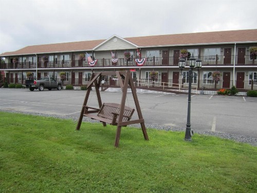 Bishops Country Inn Motel - image 2