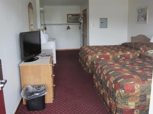 Bishops Country Inn Motel - image 7