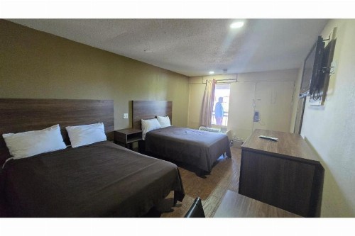 Diamond Inn Motel - image 10