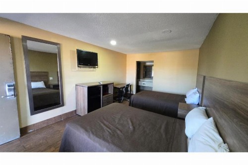 Diamond Inn Motel - image 12