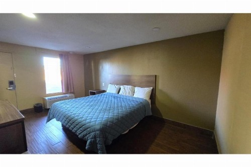 Diamond Inn Motel - image 13