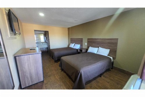 Diamond Inn Motel - image 14