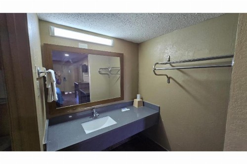 Diamond Inn Motel - image 17