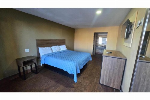 Diamond Inn Motel - image 18