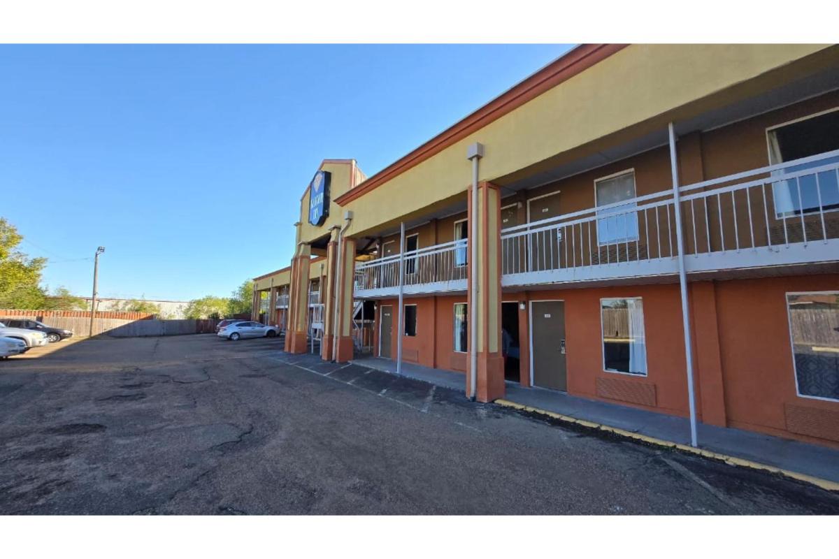 Diamond Inn Motel - image 2