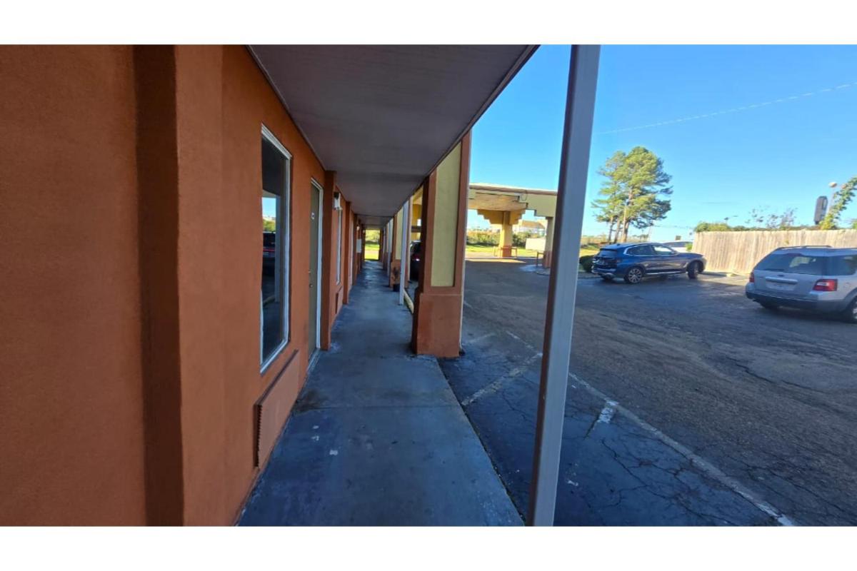 Diamond Inn Motel - image 3