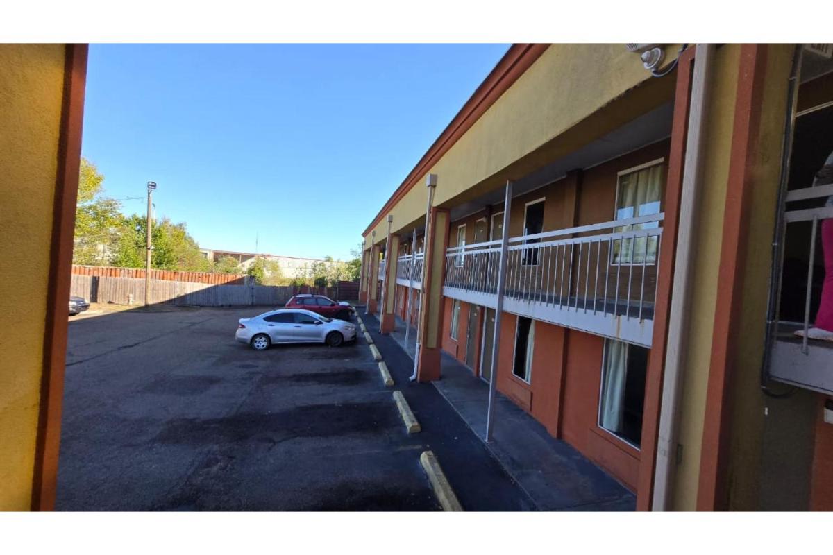 Diamond Inn Motel - image 5