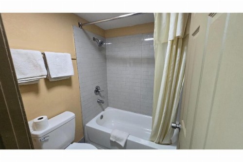 Diamond Inn Motel - image 6