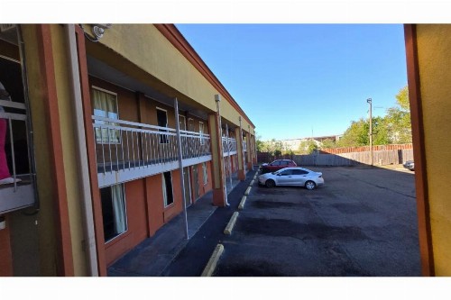 Diamond Inn Motel - image 8