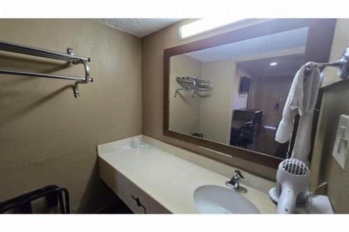 Diamond Inn Motel - image 9