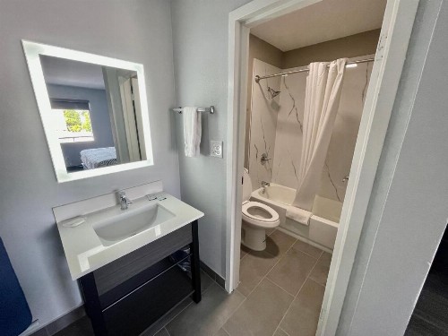 Best Value Inn and Suites - image 25