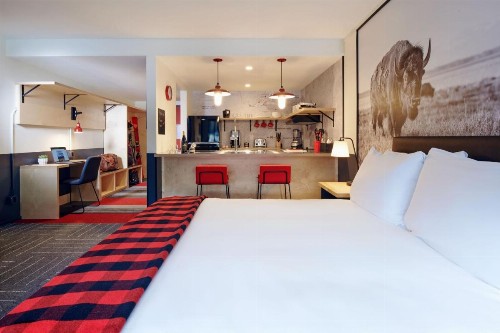 Mountain Modern Motel - image 3