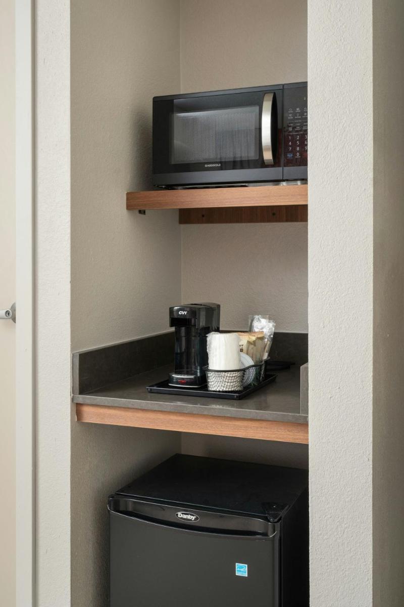 Fairfield Inn and Suites Jacksonville Beach - image 4
