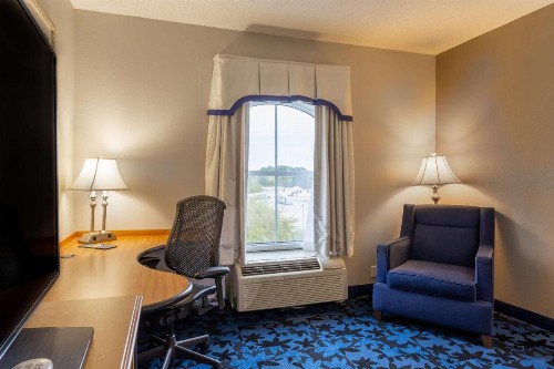 Hampton Inn & Suites Jacksonville Deerwood Park - image 9