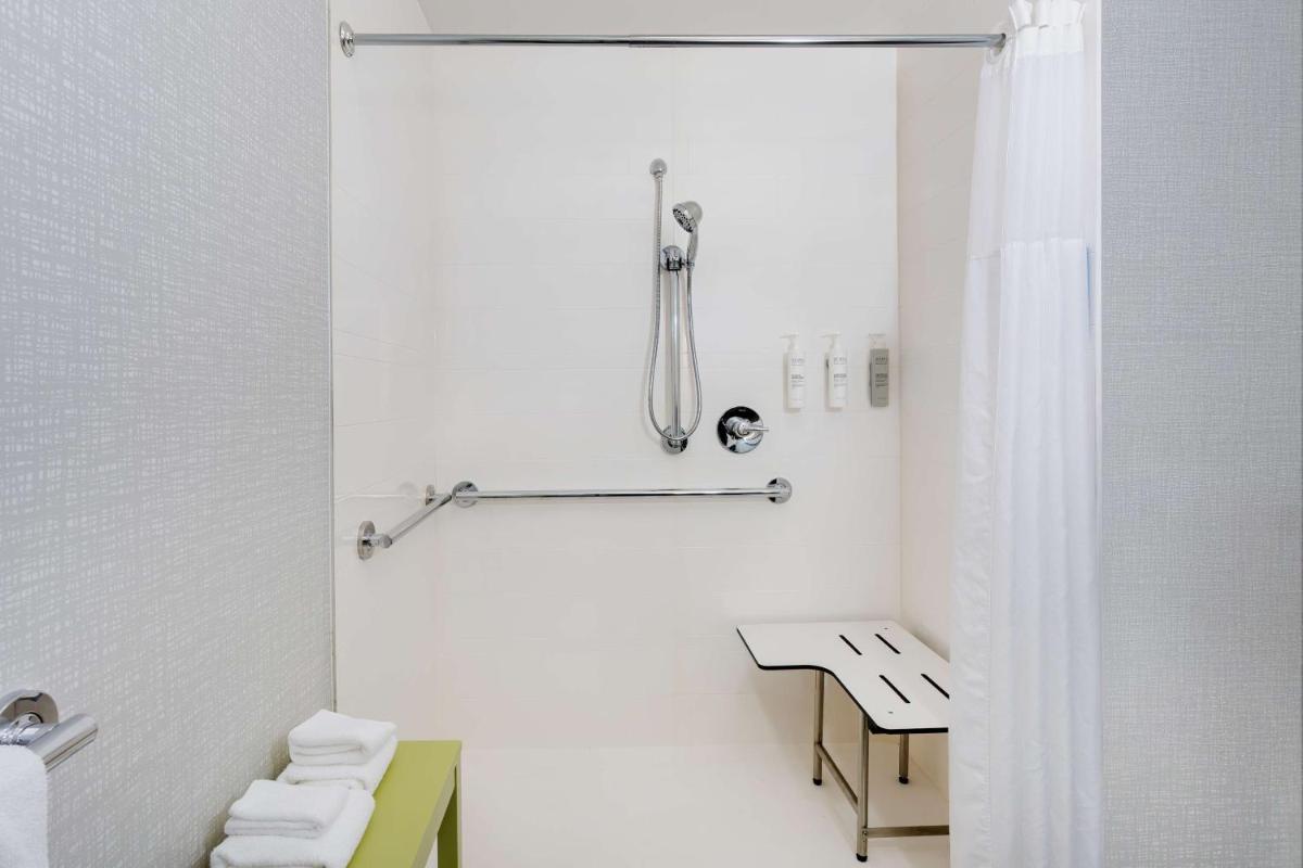 Hampton Inn Jacksonville - I-95 Central - image 3