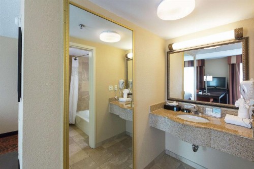 Hampton Inn & Suites Jacksonville-Airport - image 37