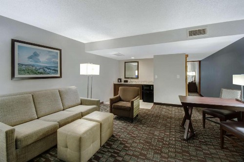 Embassy Suites by Hilton Jacksonville Baymeadows - image 30