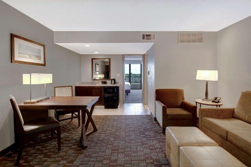 Embassy Suites by Hilton Jacksonville Baymeadows - image 32