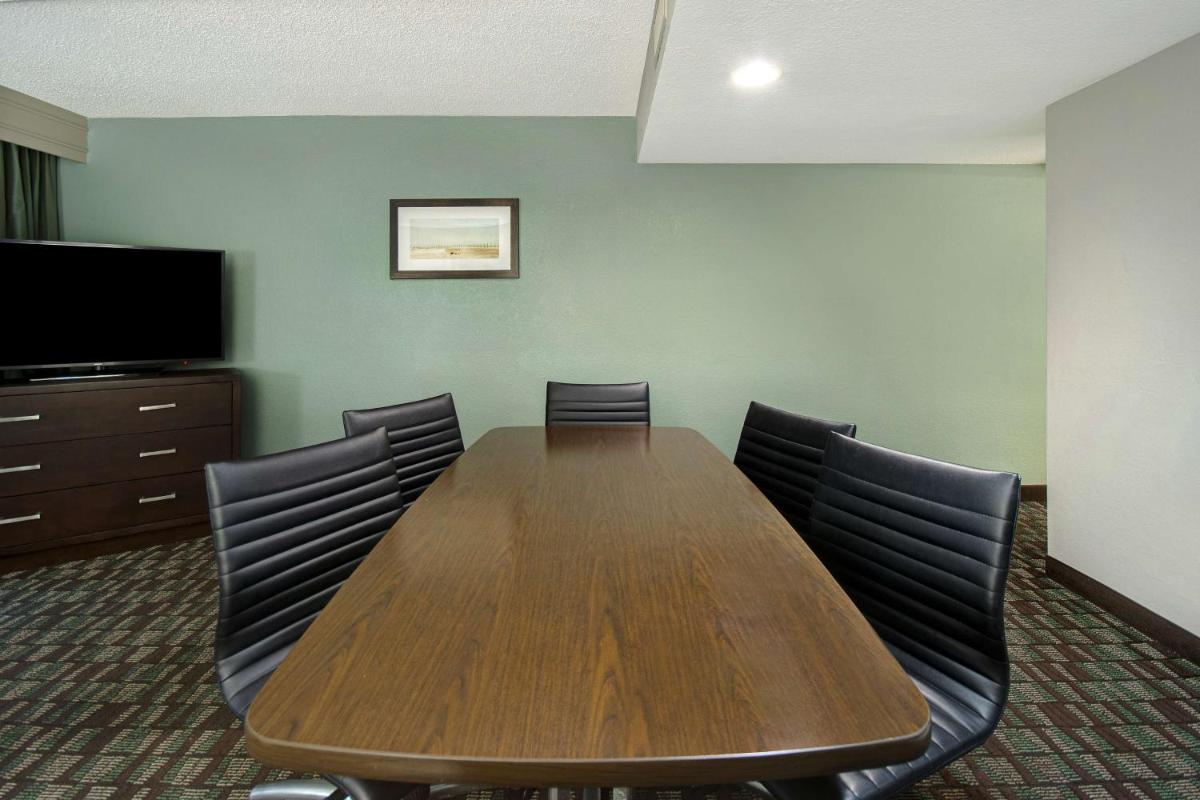 Embassy Suites by Hilton Jacksonville Baymeadows - image 4
