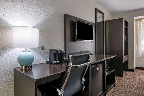 Jacksonville Plaza Hotel and Suites - image 21