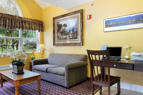 Hometown Inn & Suites Jacksonville Butler Blvd./Southpoint - image 4