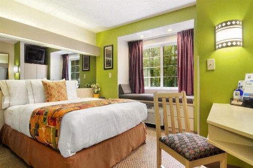 Hometown Inn & Suites Jacksonville Butler Blvd./Southpoint - image 6