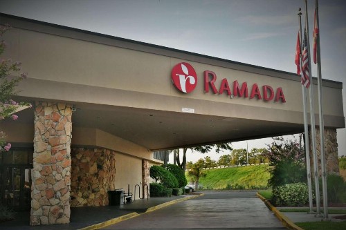 Ramada by Wyndham Jacksonville Hotel & Conference Center - image 2