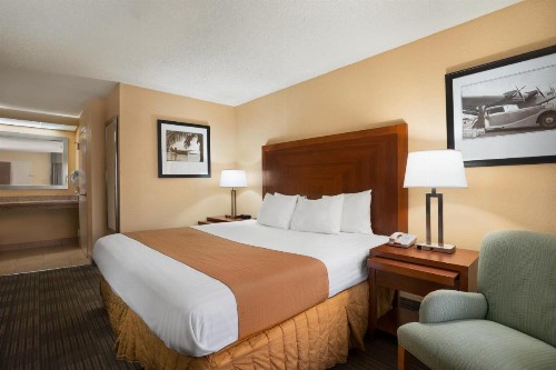 Days Inn by Wyndham Jacksonville Airport - image 25